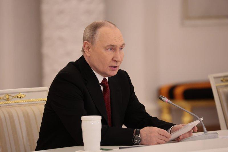 &laquo;Болота здесь быть не должно!&raquo;: Путин призвал составлять рейтинг худших образовательных учреждений