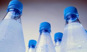 Врач назвал болезни, при которых слишком много воды может повредить