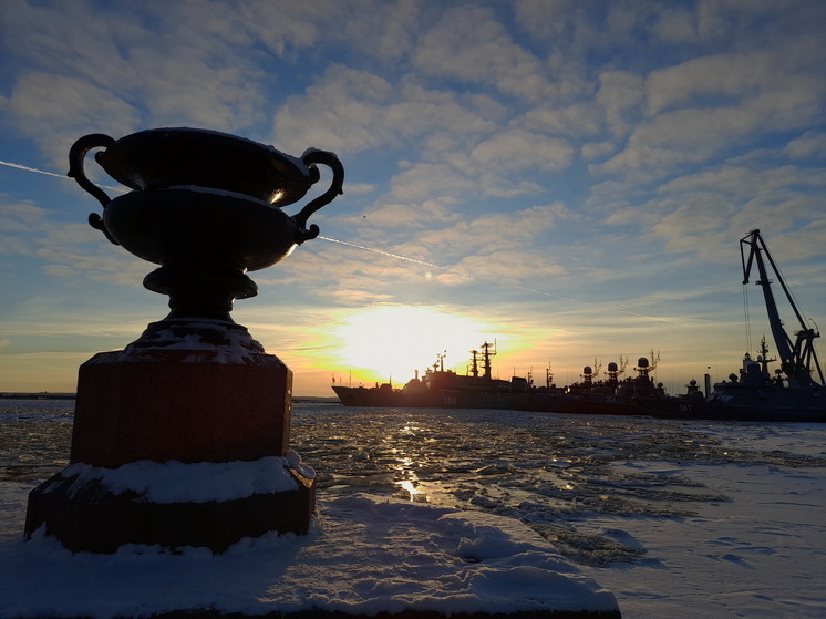 Жителей Кронштадта поздравили плакатом с четырьмя ошибками Жителей Кронштадта поздравили плакатом с четырьмя ошибками