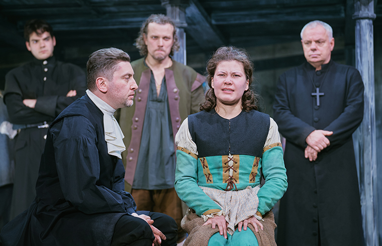 «Салемские ведьмы»: историческая драма с актуальным звучанием на сцене Театра на Трубной «Салемские ведьмы»: историческая драма с актуальным звучанием на сцене Театра на Трубной