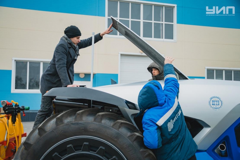 Владимиру Путину показали первый в России беспилотный трактор «Донтех» Владимиру Путину показали первый в России беспилотный трактор «Донтех»