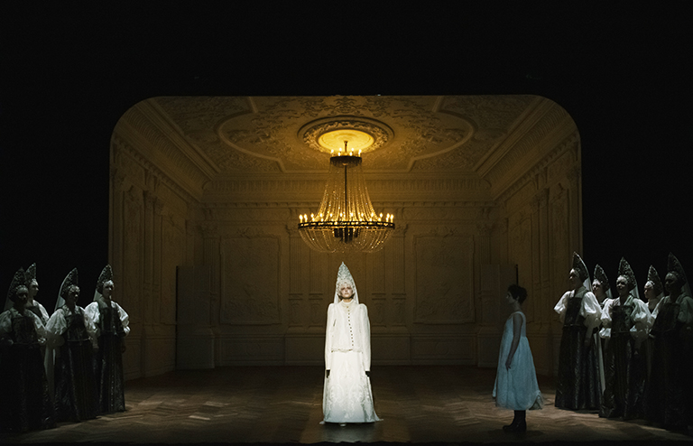 Смех сквозь слезы: Гоголевская &laquo;Женитьба&raquo; в новом формате на сцене Театра Моссовета