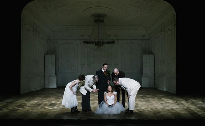 Смех сквозь слезы: Гоголевская &laquo;Женитьба&raquo; в новом формате на сцене Театра Моссовета