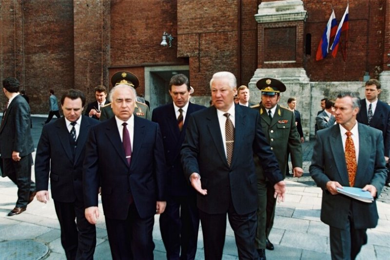 «Вы думаете, мы вам власть отдадим?»: как Ельцин одержал свою последнюю победу «Вы думаете, мы вам власть отдадим?»: как Ельцин одержал свою последнюю победу