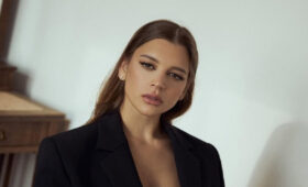 Александра Солдатова заворожила взглядом на портретных фото