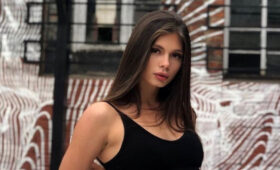 Баркова засветила рельефные мышцы, выбирая новый купальник