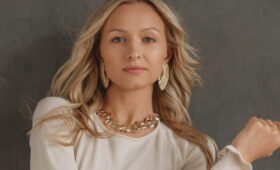 Беременная Дарья Нагорная показала фигуру в вязаных мини-шортах