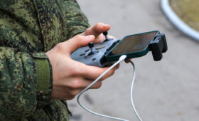 Боец «Ахмата» раскрыл нестандартную схему работы дронов в Сумской области