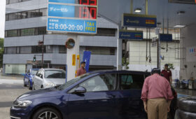 Цены на бензин в соседней с Россией стране взлетели до рекордно высокого уровня