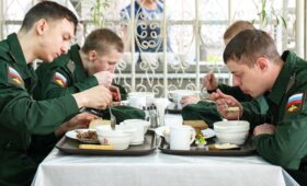 Чай, кофе, повоюем: что дают на завтрак в армии и подойдет ли солдатское меню гражданским