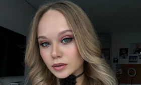 «Четкая, дерзкая»: Мельникова вышла в свет в мини-юбке и черных гольфах