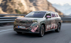 Флагманский кроссовер Skoda Peaq: новые официальные фото и характеристики