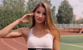 Канакина показала облепленную песком идеальную фигуру в бикини