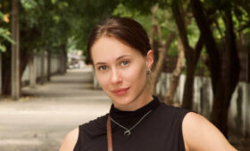 Кнороз скинула шелковую пижаму и осталась в кружевном бюстгальтере