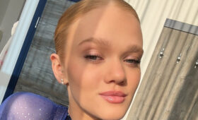 Комнова похвасталась прессом и показала безупречную фигуру в бикини