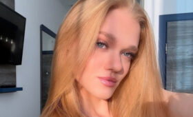 Комнова прогнулась кошечкой на смелых фото в розовом бикини