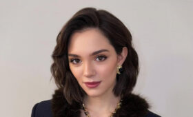 Медведева поделилась умилительным фото с собакой жениха-танцора