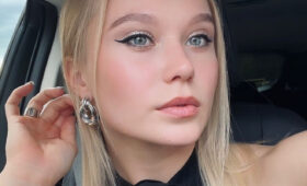 Мельникова заворожила нежной улыбкой на селфи в лучах солнца