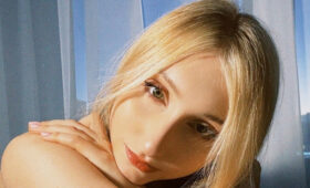 Муравьева томно расположилась на полу в красном мини-платье