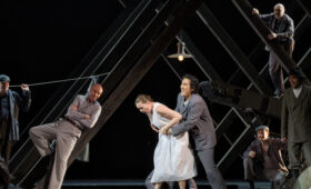 На премьерные поклоны в МАМТе вынесли самого Шостаковича