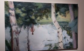 На выставке Ольги Чернышовой посетители проецируются на своды, а акварели сушатся на веревке