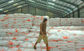 Не только бензин: 5 неожиданных товаров, которые могут подорожать из-за войны на Ближнем Востоке (кроме яиц)