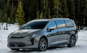 Обновленный минивэн Chrysler Pacifica: салон и цены