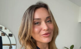 Паула Бадоса разделась до бикини и снялась в расслабленной позе