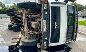 Под Белгородом самосвал раздавил УАЗ с людьми, а модель из Нижнего Новгорода ушла в монастырь, чтобы искупить свои грехи: картина дня  в регионах России глазами «МК»