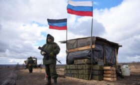 Пока Зеленский цепляется за Донбасс, он действует на стороне России