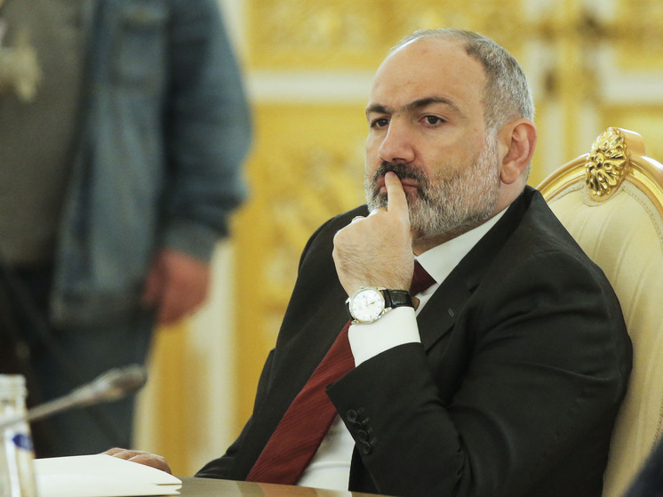 Премьер Армении публично извинился перед женщиной, на которую накричал в метро