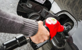 «Придержать бензин дома»: сможет ли правительство не допустить роста цен на автозаправках