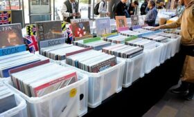 Продажи виниловых пластинок в США превзошли $1 млрд, впервые с 1983 года