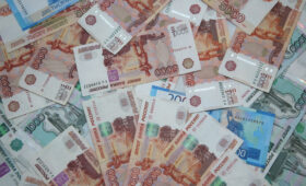 Россияне вывели из банков 1,6 трлн рублей: эксперты объяснили отток