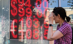 Рубль под давлением: названы три причины его ослабления