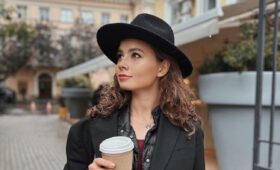 Шевченко в ярко-желтом свитере понежилась в лучах весеннего солнца