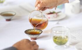 Смертельный дуэт: врач назвал безобидный напиток, которым нельзя запивать таблетки