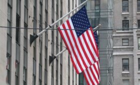 США в панике приказали забаррикадировать посольства по всему миру