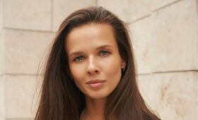 Стройняшка Селезнева показала коллекцию образов в галерее селфи