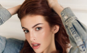 Стубайло примерила бархатное красное платье с рискованным декольте