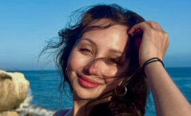 Туктамышева в платье с нескромным вырезом околдовала улыбкой императрицы