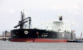 Удар беспилотника по танкеру в Дубае вызвал опасения по поводу разлива нефти