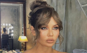 Утяшева прямо в одежде расположилась в ванне в нескромной позе