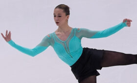 Валиева упала с четверного тулупа  и поблагодарила Соколовскую на турнире в Санкт-Петербурге