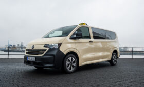Volkswagen подготовил Transporter Kombi и Caravelle для работы в такси
