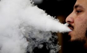 Выпускать пар тоже запретят — Мантуров объявил вейпам войну