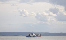 Загадочное судно прошло через заблокированный Ормузский пролив