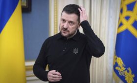 Зеленский хотел подарить Трампу iPad с картой боев, но американец не пришел на встречу