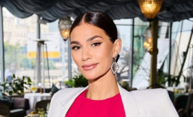 Жена Овечкина в кожаных мини-шортах показала модельные ноги