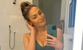 56-летняя Дженнифер Лопес оголила живот, похваставшись железным прессом